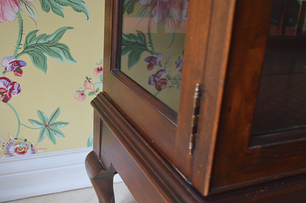 Hekman Chippendale Style Mahogany Lighted Display Cabinet with Mirrored Back