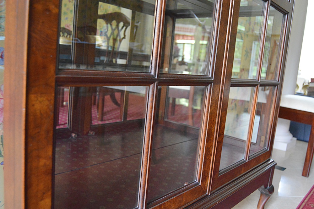 Hekman Chippendale Style Mahogany Lighted Display Cabinet with Mirrored Back