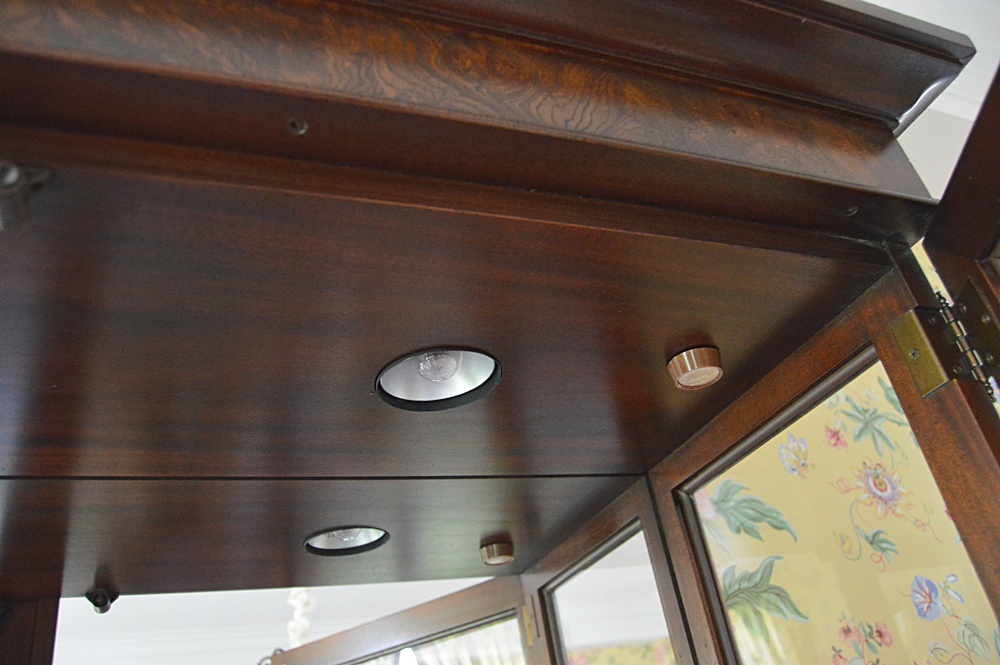 Hekman Chippendale Style Mahogany Lighted Display Cabinet with Mirrored Back