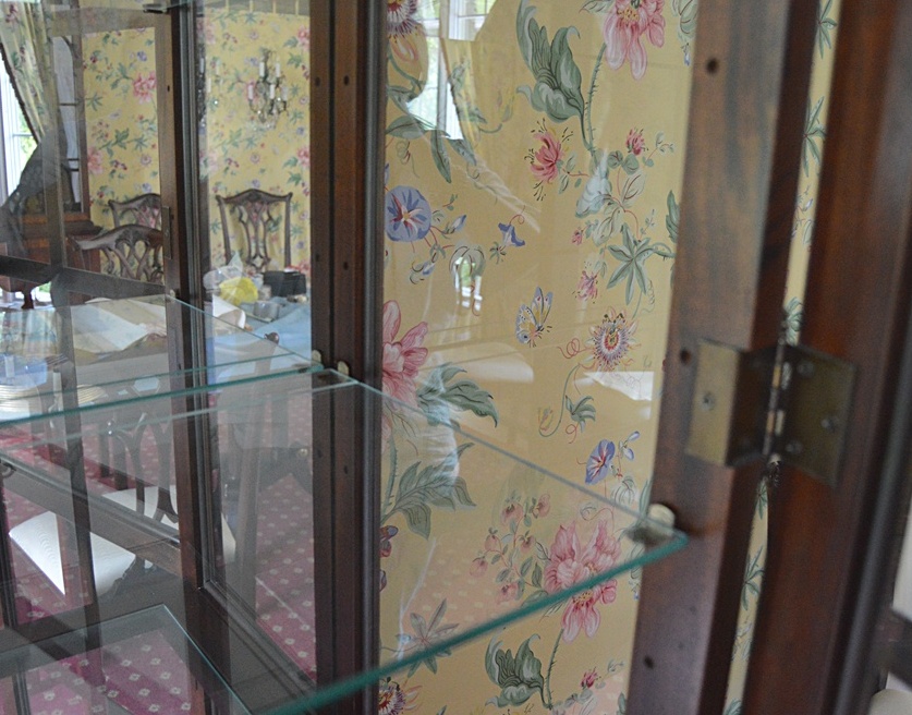 Hekman Chippendale Style Mahogany Lighted Display Cabinet with Mirrored Back