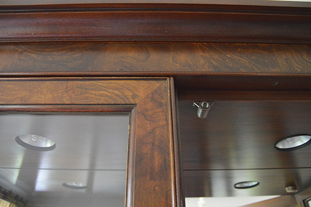 Hekman Chippendale Style Mahogany Lighted Display Cabinet with Mirrored Back