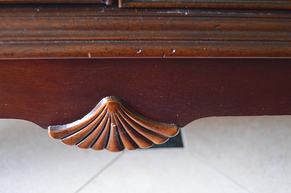 Hekman Chippendale Style Mahogany Lighted Display Cabinet with Mirrored Back