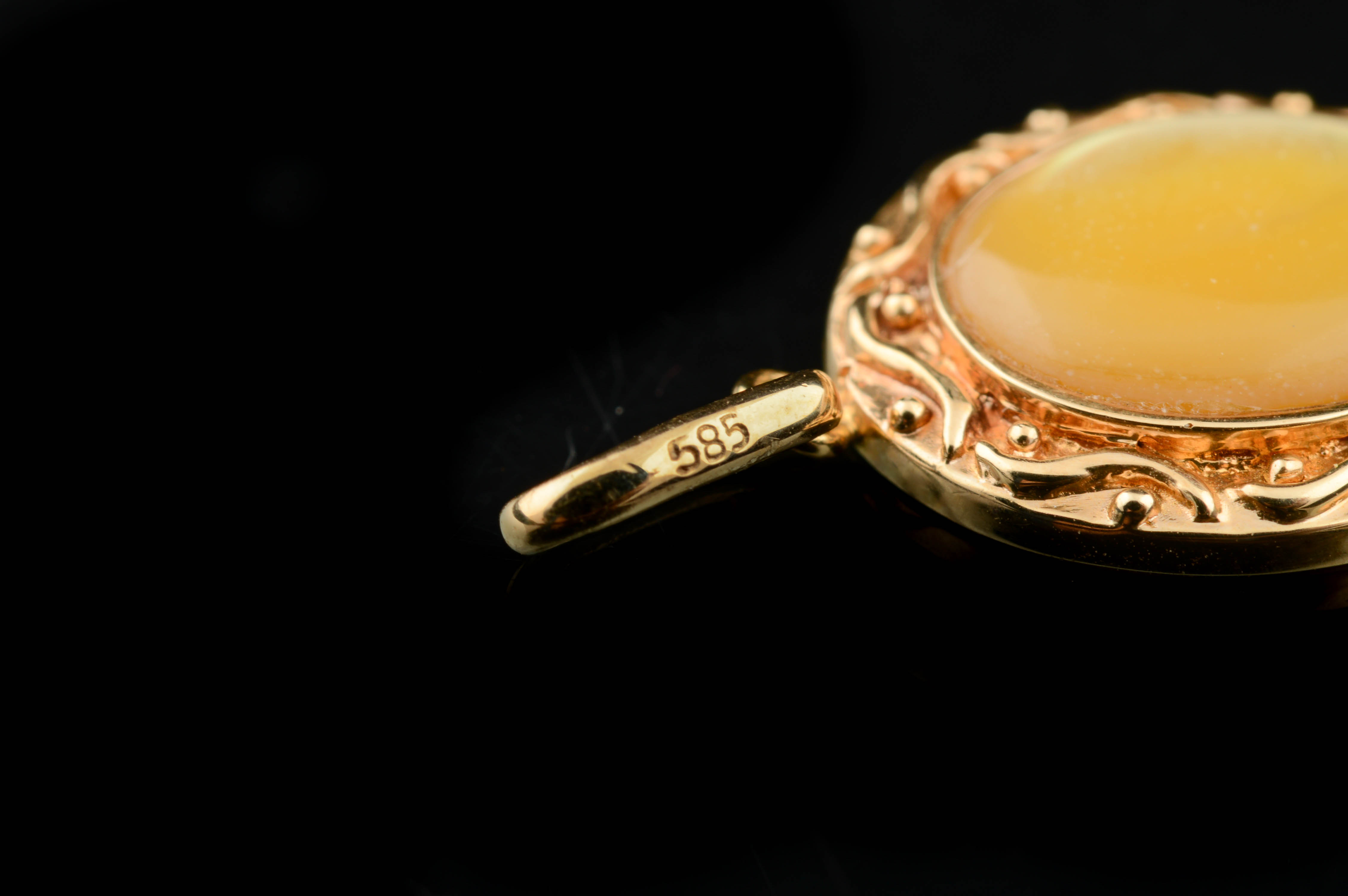 14K Yellow Gold and Yellow Shell Pendant