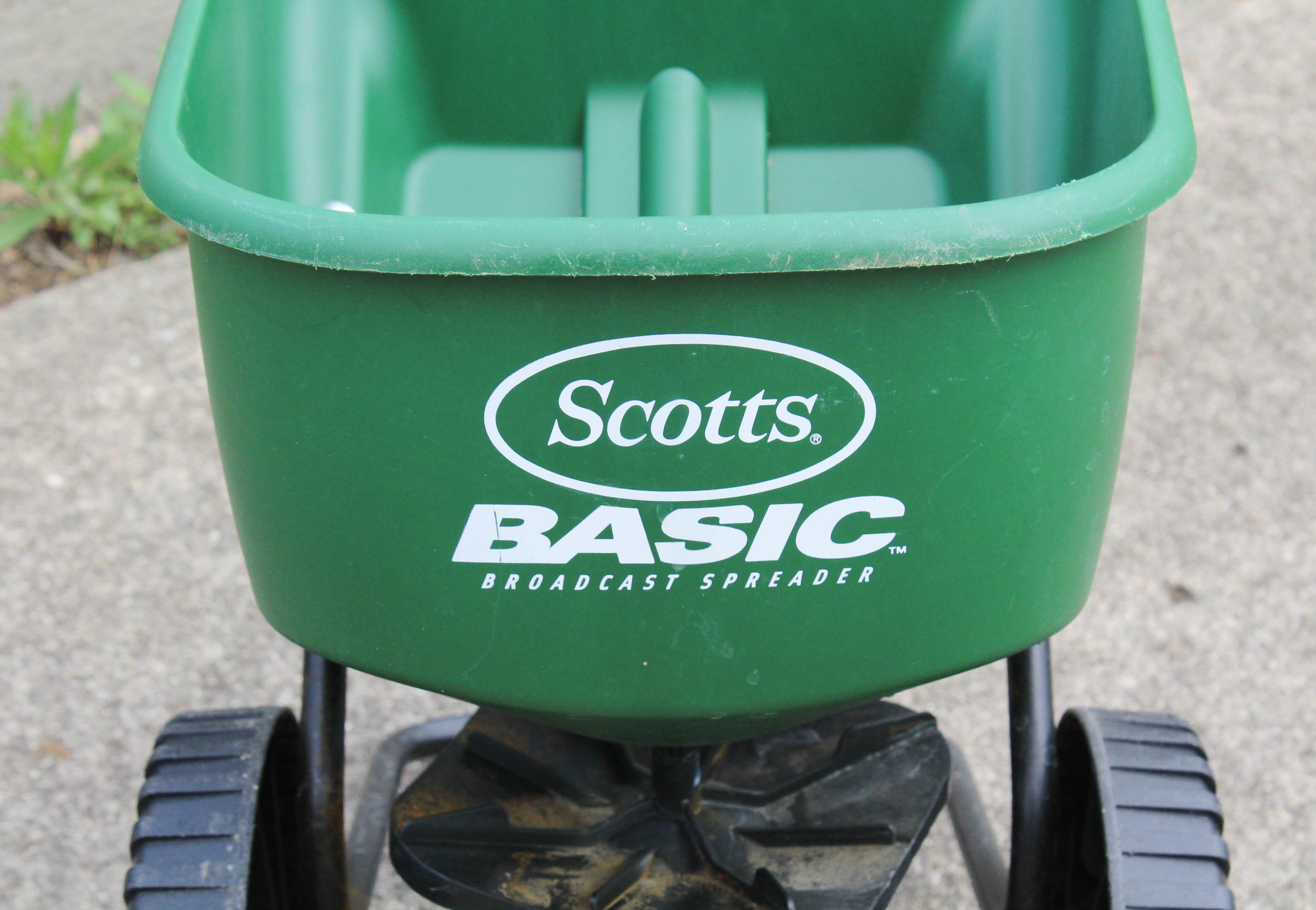 Scotts BASIC Seed Dispenser