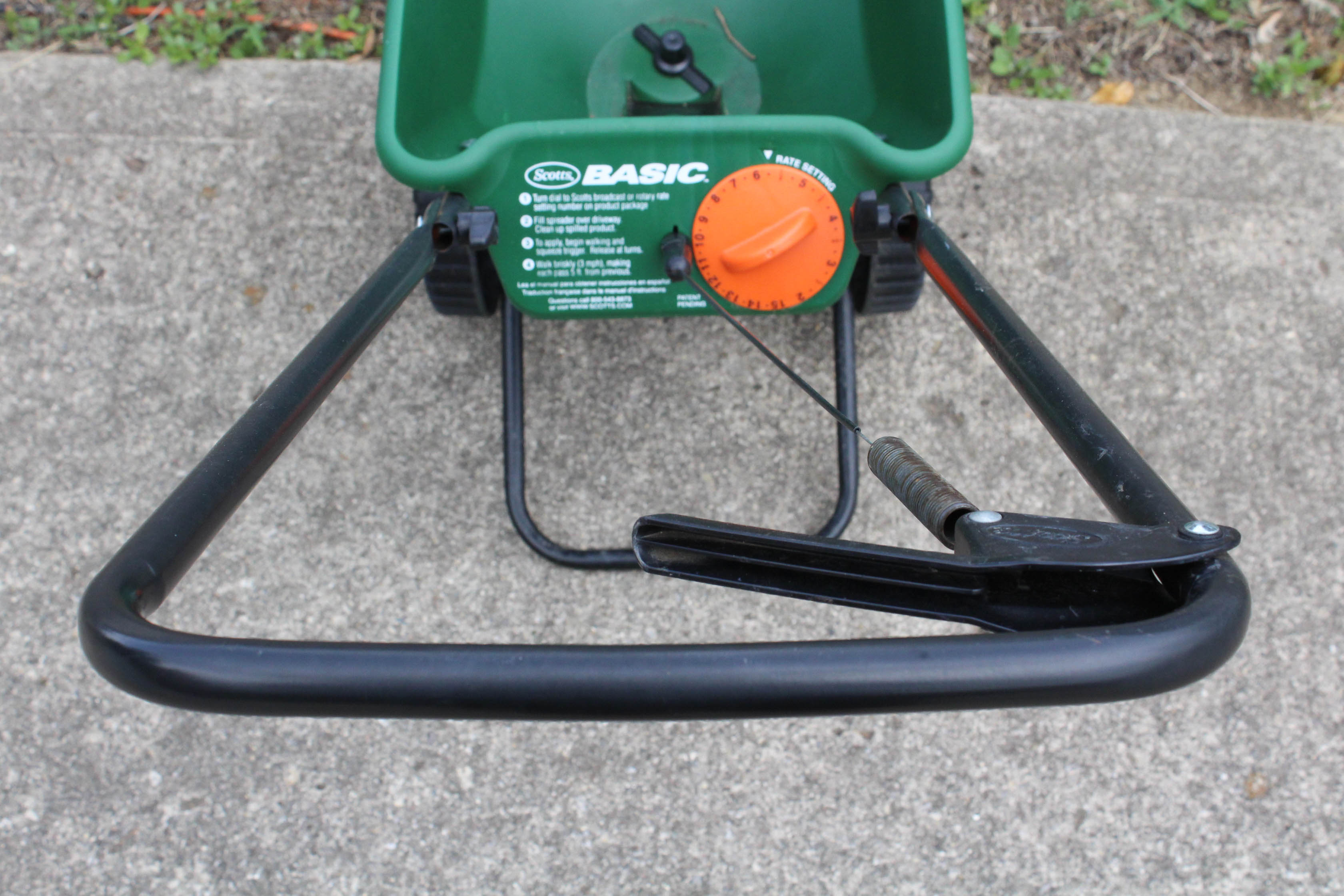 Scotts BASIC Seed Dispenser