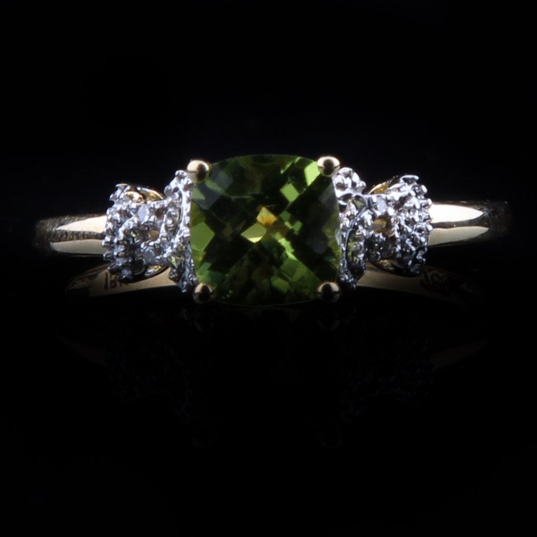 18K Yellow Gold Ring with Peridot and Diamonds