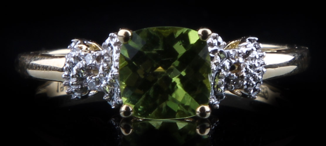 18K Yellow Gold Ring with Peridot and Diamonds