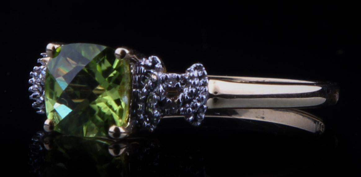 18K Yellow Gold Ring with Peridot and Diamonds