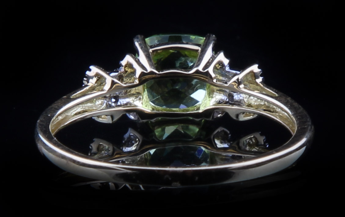 18K Yellow Gold Ring with Peridot and Diamonds