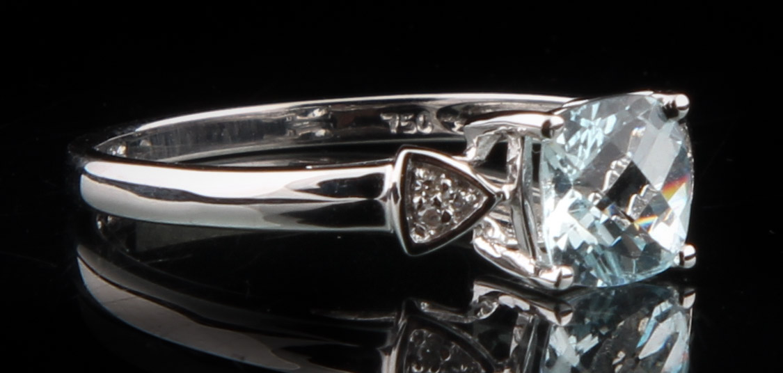 18K White Gold Ring with Aquamarine and Diamonds