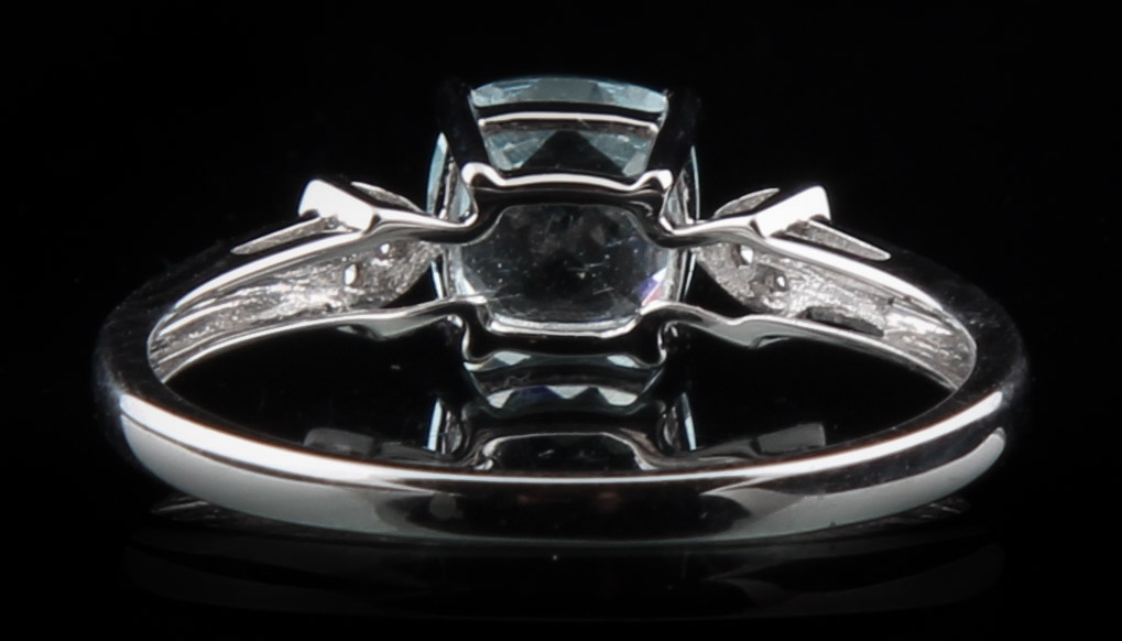 18K White Gold Ring with Aquamarine and Diamonds