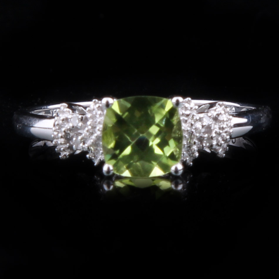 18K White Gold Ring with Peridot and Diamonds