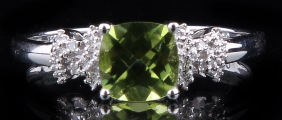 18K White Gold Ring with Peridot and Diamonds