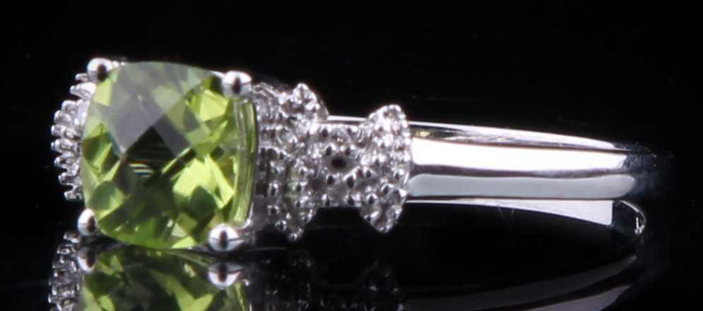 18K White Gold Ring with Peridot and Diamonds
