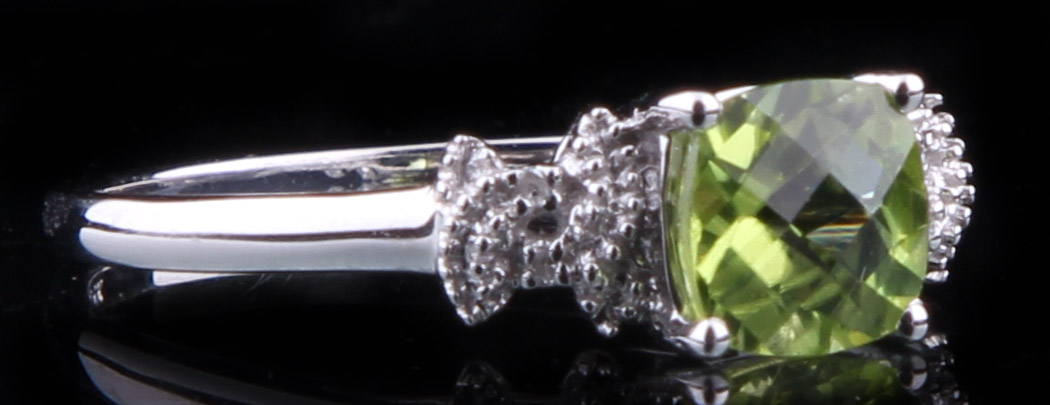18K White Gold Ring with Peridot and Diamonds