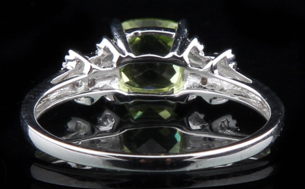 18K White Gold Ring with Peridot and Diamonds