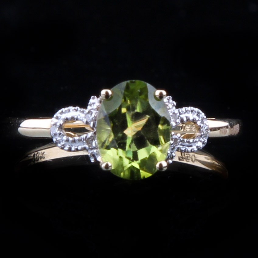18K Yellow Gold Ring with Peridot and Diamonds
