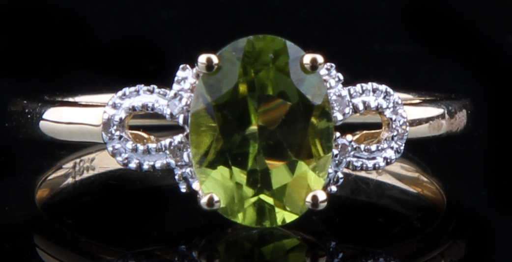 18K Yellow Gold Ring with Peridot and Diamonds