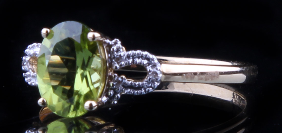 18K Yellow Gold Ring with Peridot and Diamonds