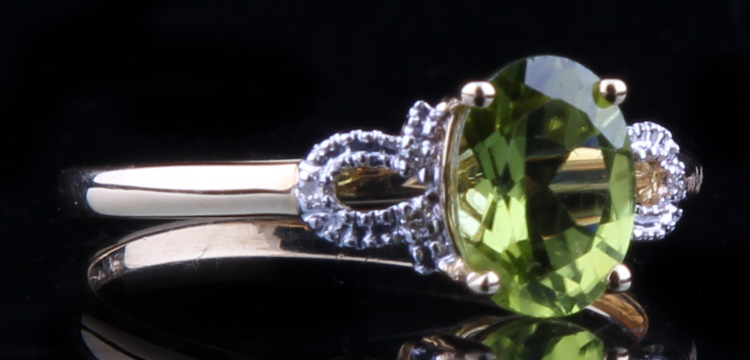 18K Yellow Gold Ring with Peridot and Diamonds