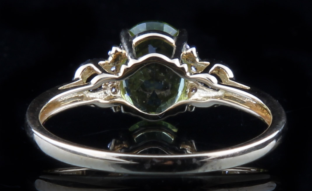 18K Yellow Gold Ring with Peridot and Diamonds