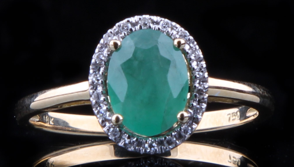 18K Yellow Gold Ring with Emerald and Diamonds