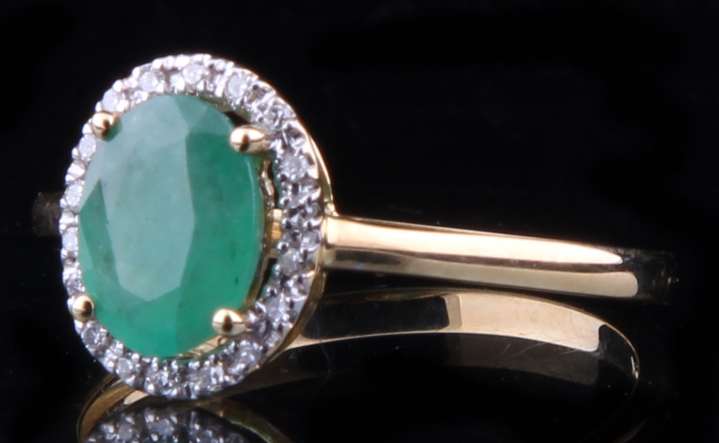 18K Yellow Gold Ring with Emerald and Diamonds
