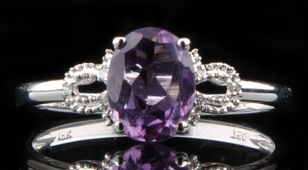 18K White Gold Ring with Amethyst and Diamonds