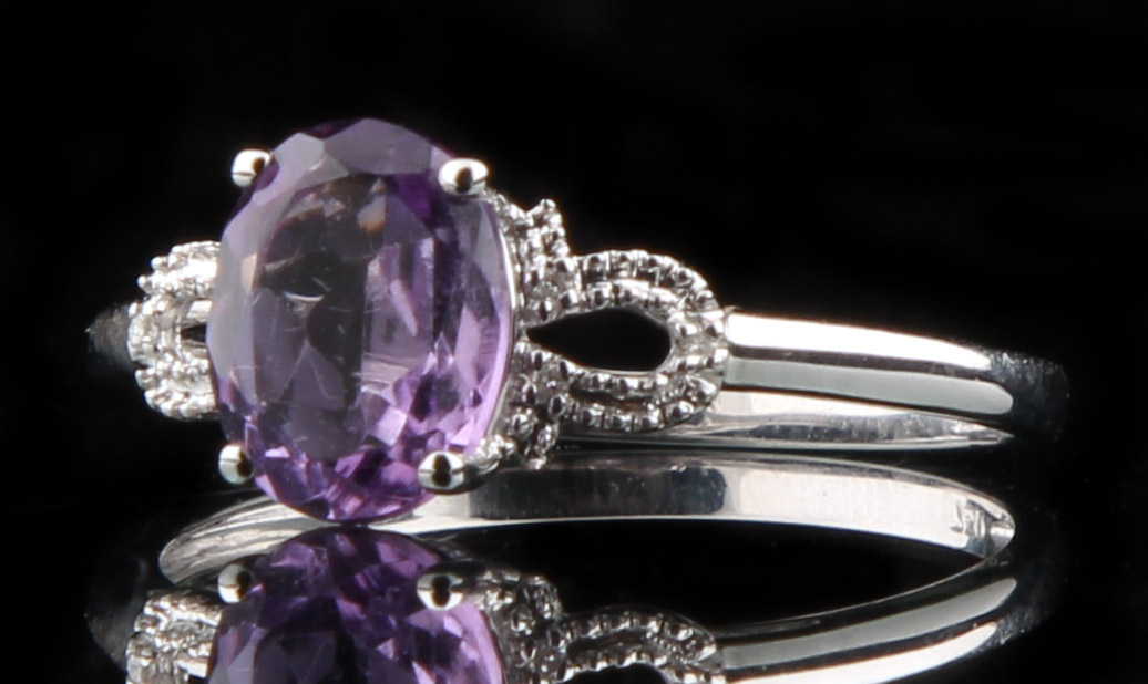 18K White Gold Ring with Amethyst and Diamonds