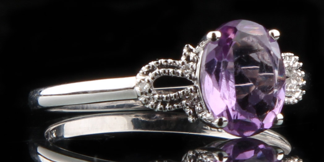 18K White Gold Ring with Amethyst and Diamonds