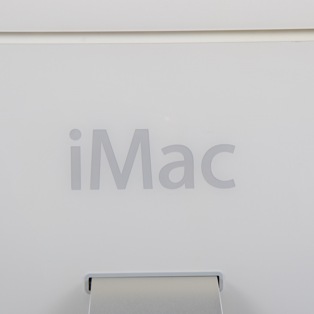 24" iMac Desktop in White