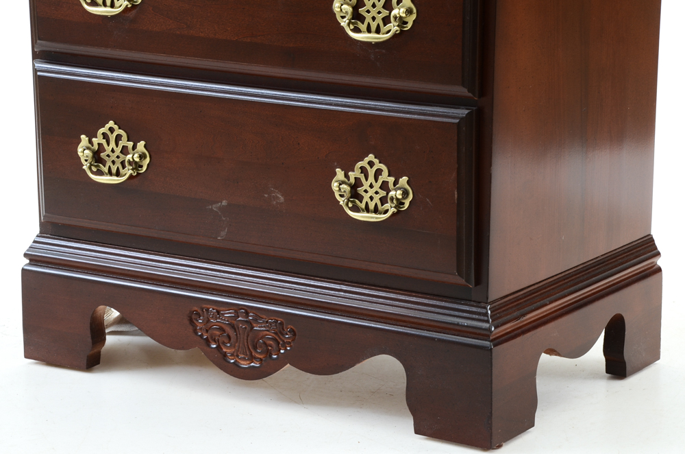 Queen Anne Style Mahogany Veneer Night Stand