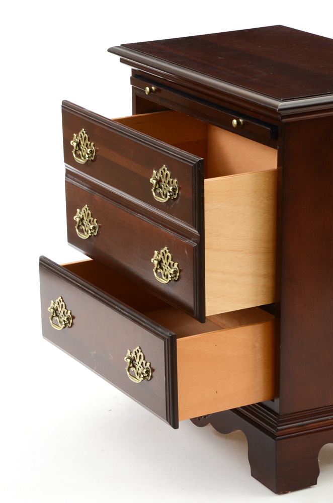 Queen Anne Style Mahogany Veneer Night Stand