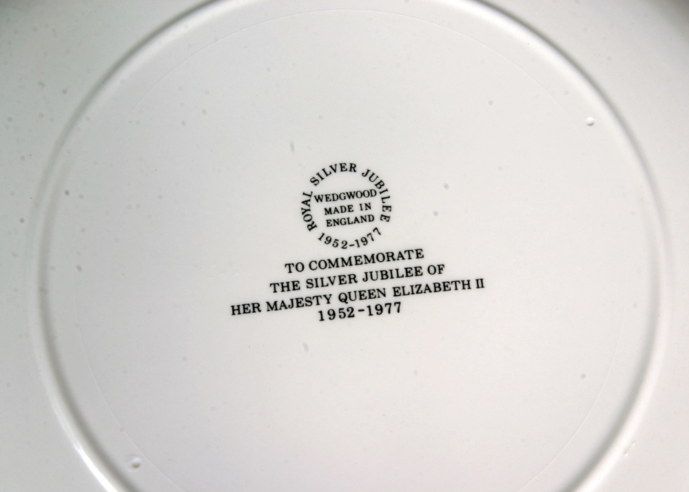 Wedgwood Queen Elizabeth II Royal Silver Jubilee Commemorative Plate