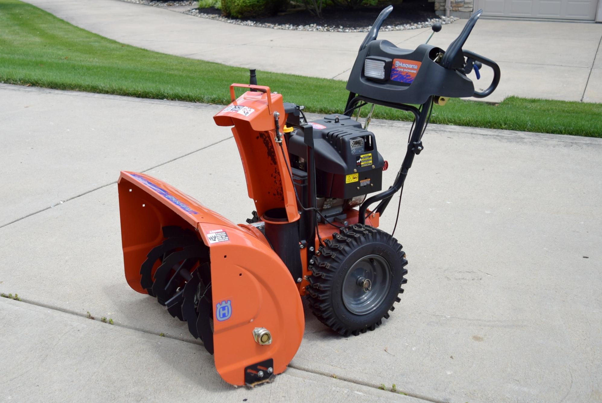 Husqvarna 10530SBE Walk-Behind Snow Thrower