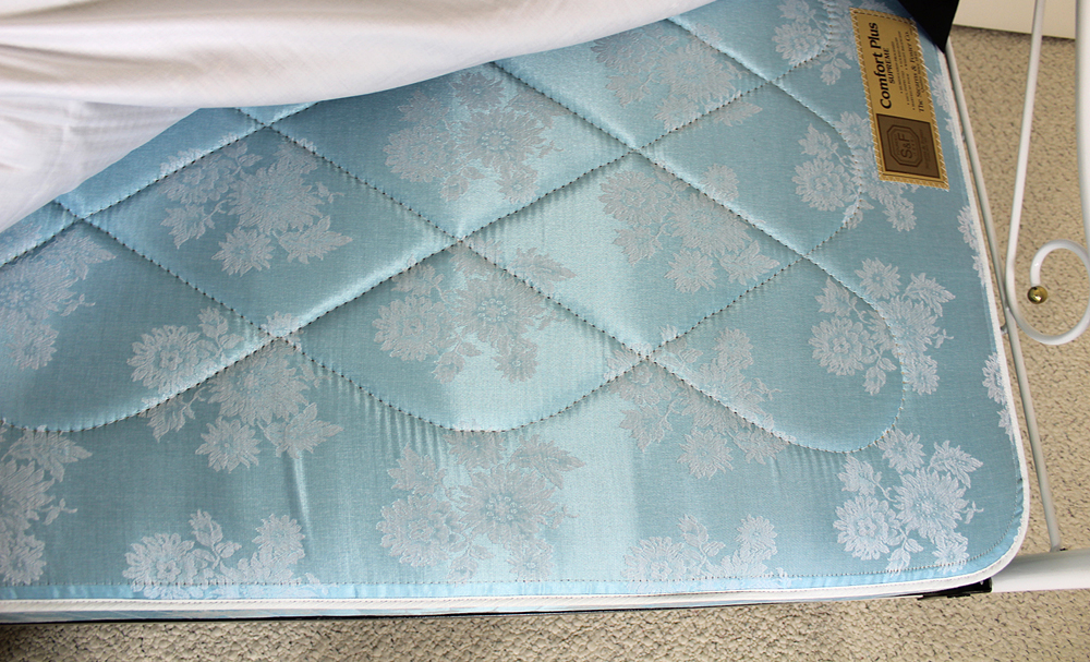 White Day Bed with Mattress, Custom Cover and Pillows