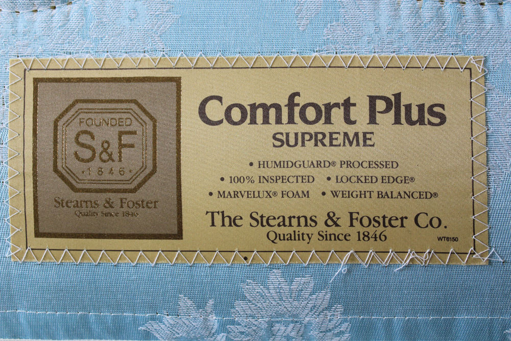 White Day Bed with Mattress, Custom Cover and Pillows