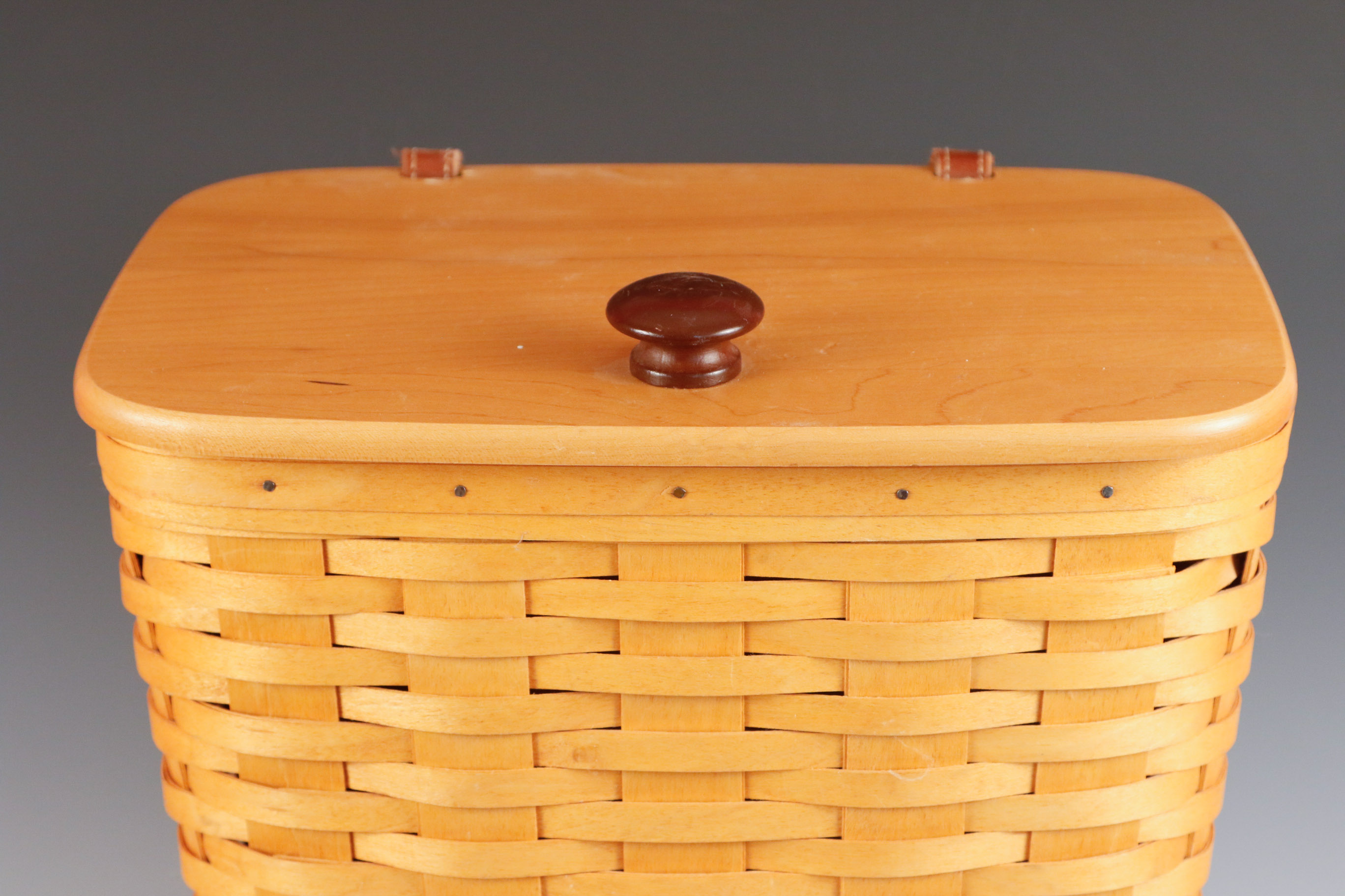 2000 Longaberger Medium Mailbox Basket with Lid