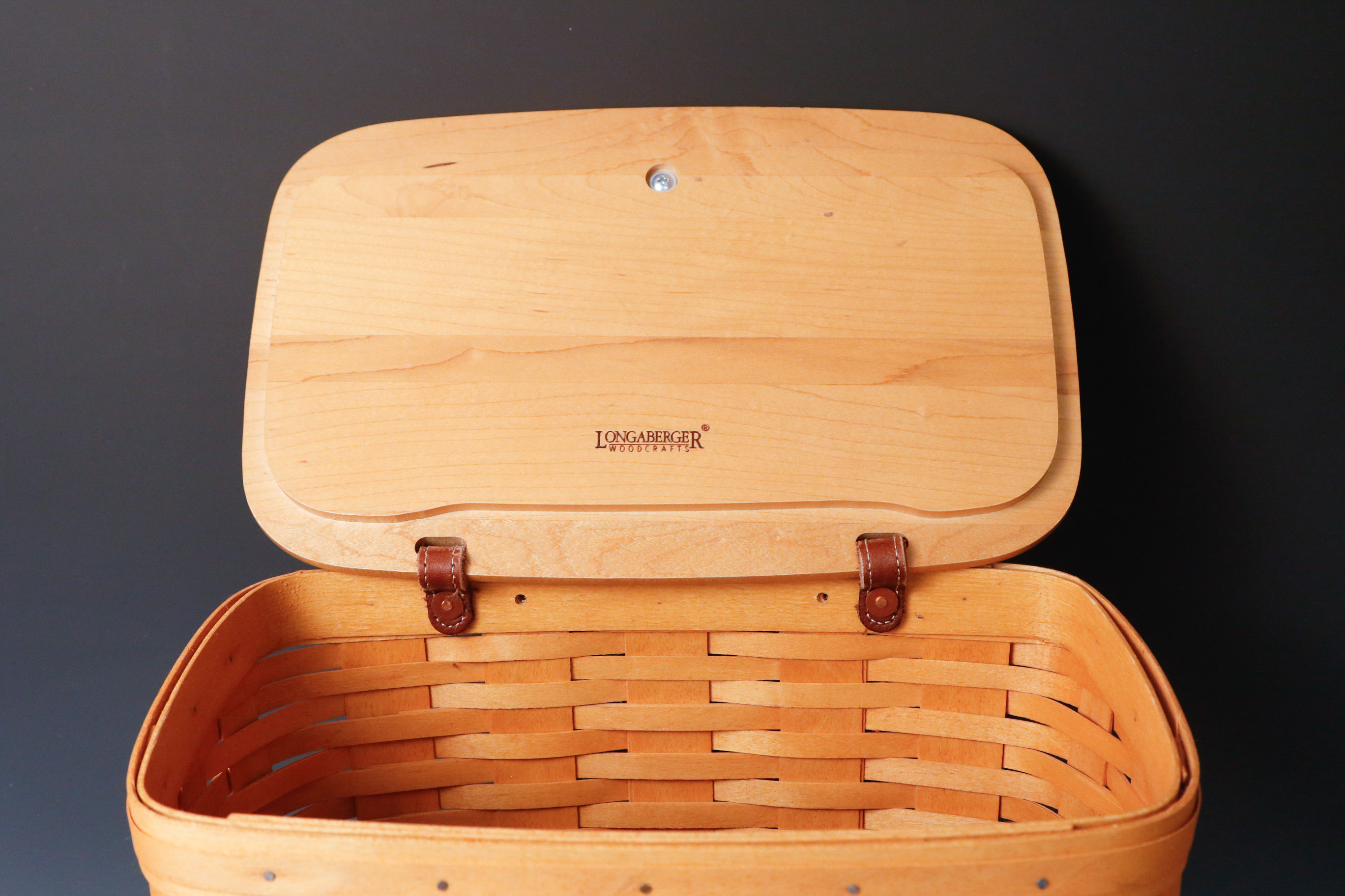 2000 Longaberger Medium Mailbox Basket with Lid