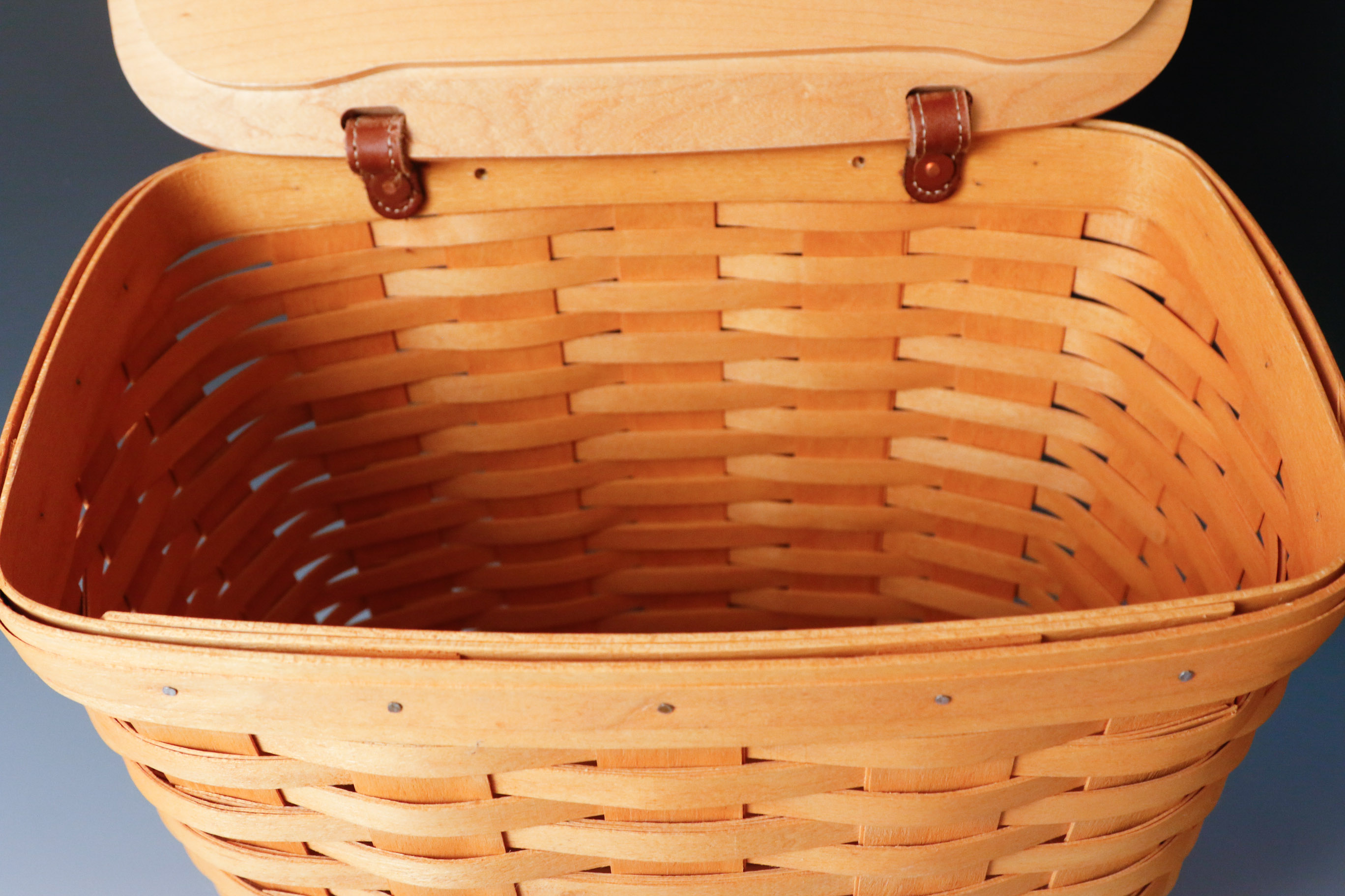2000 Longaberger Medium Mailbox Basket with Lid