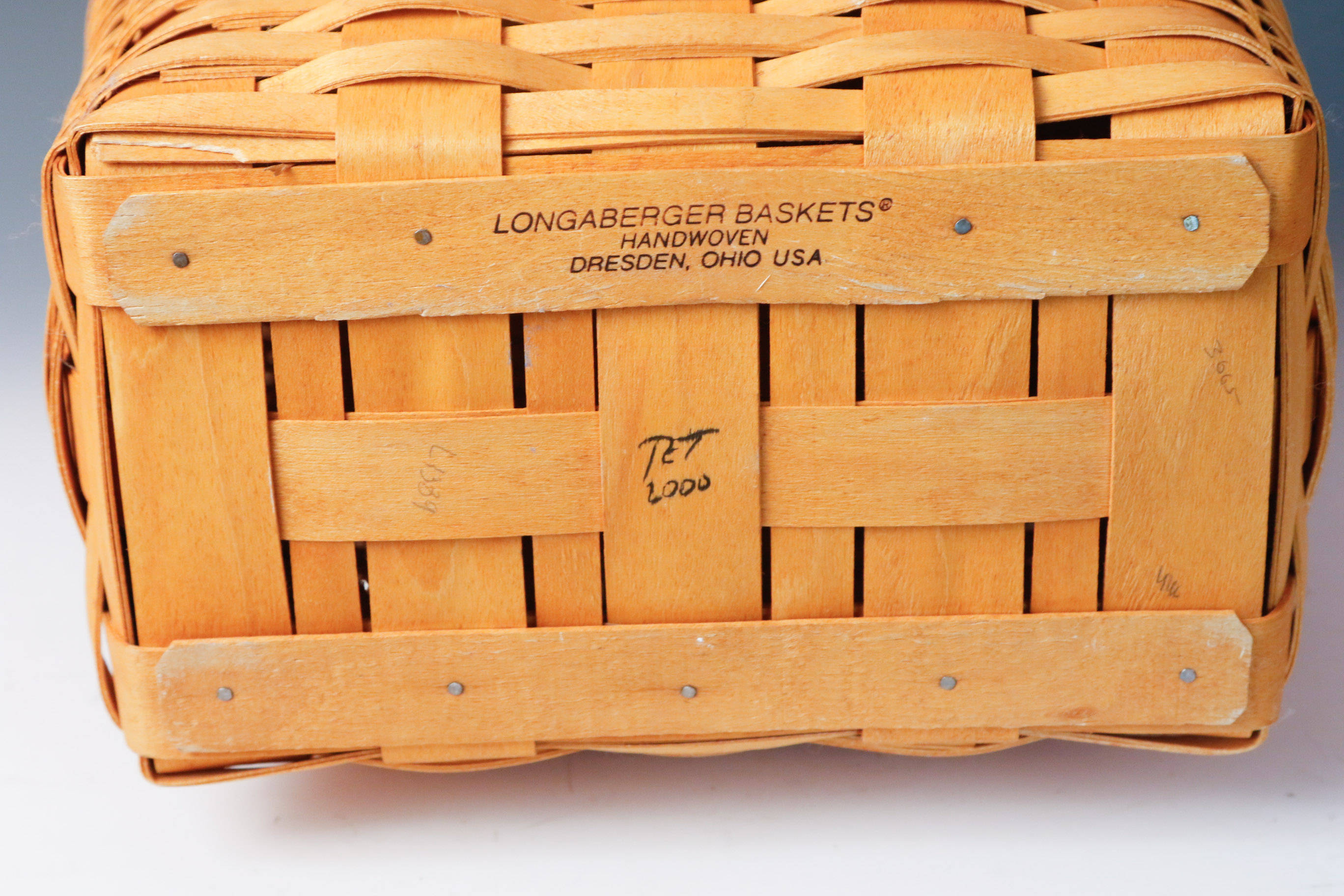 2000 Longaberger Medium Mailbox Basket with Lid