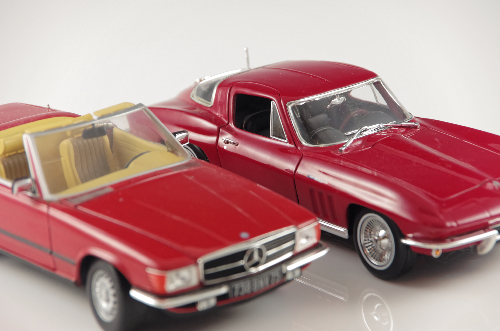 Maisto 1965 Corvette and Chrono Mercedes Benz350SL Die Cast Cars