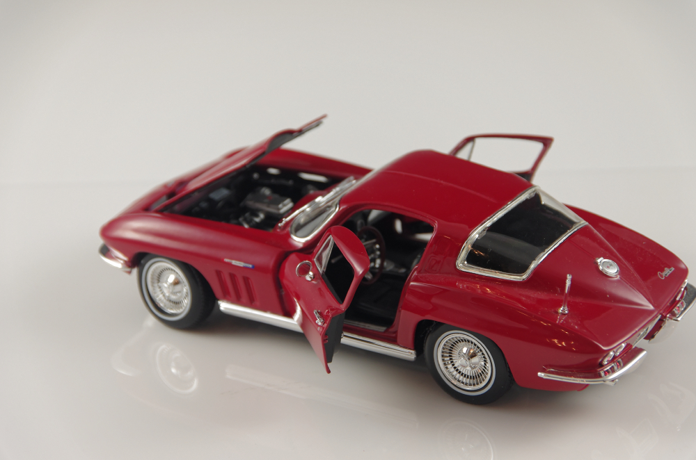 Maisto 1965 Corvette and Chrono Mercedes Benz350SL Die Cast Cars