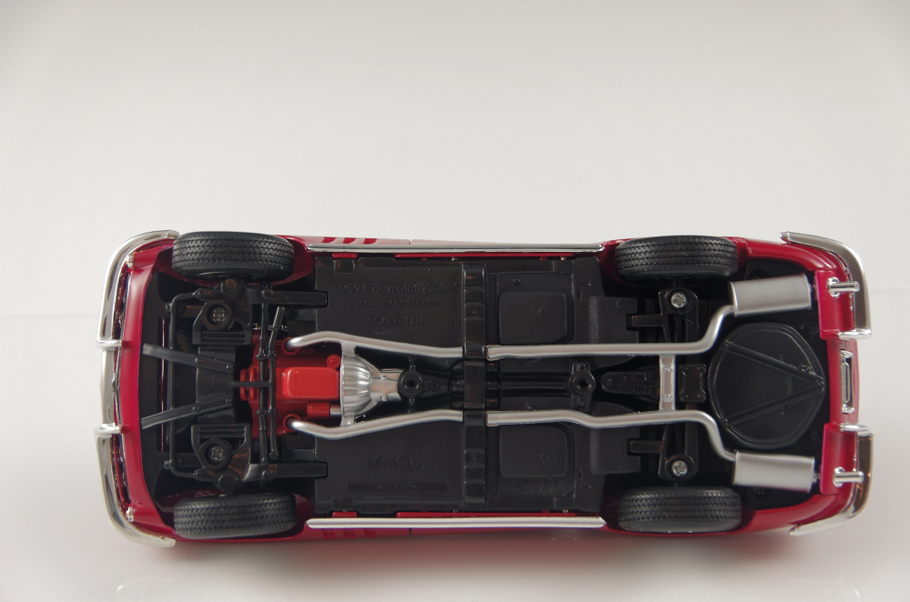 Maisto 1965 Corvette and Chrono Mercedes Benz350SL Die Cast Cars