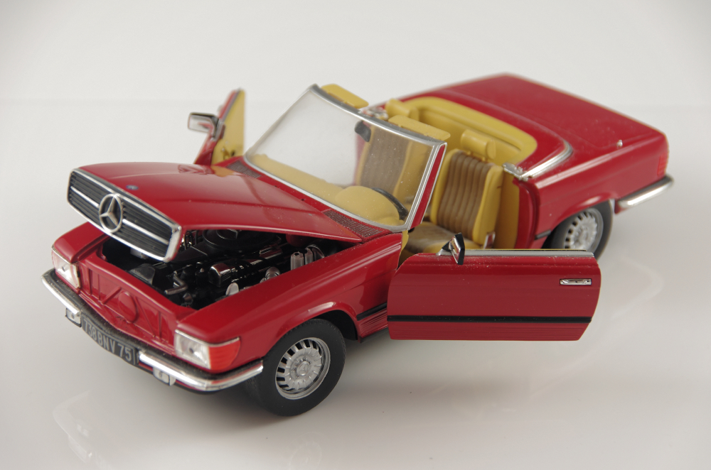 Maisto 1965 Corvette and Chrono Mercedes Benz350SL Die Cast Cars