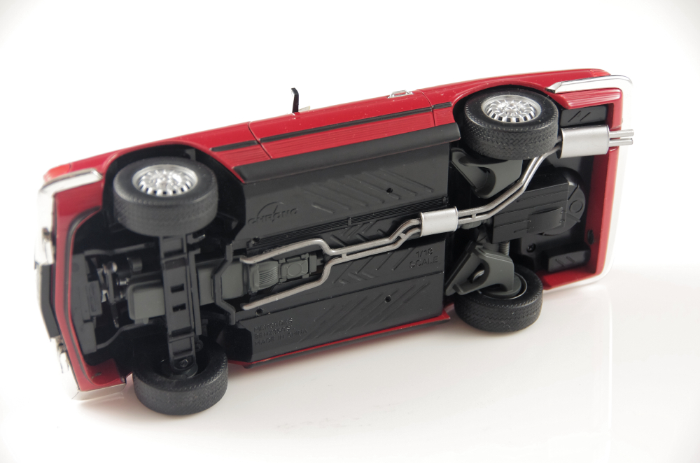 Maisto 1965 Corvette and Chrono Mercedes Benz350SL Die Cast Cars