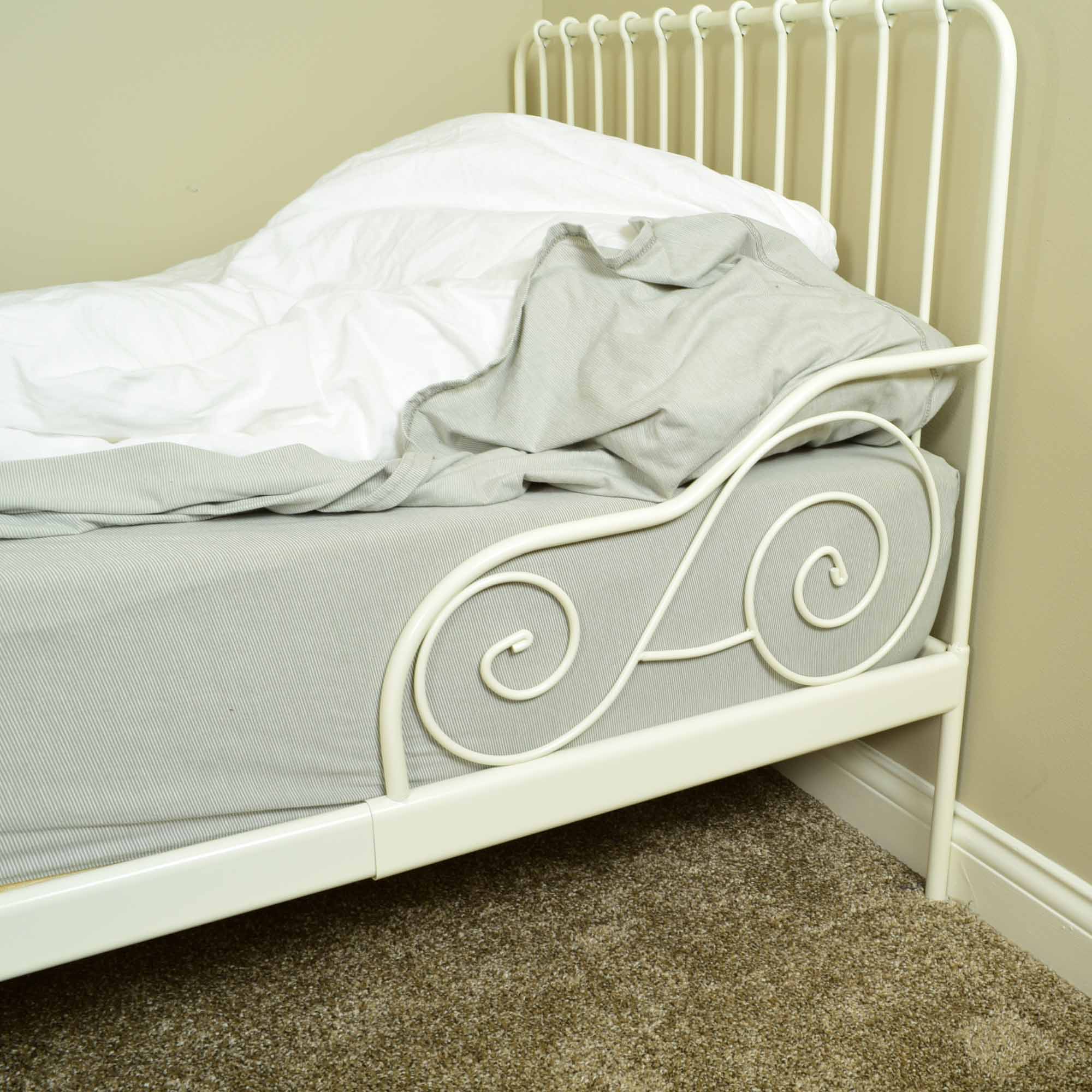 Ikea Minnen White Metal Child's Bed