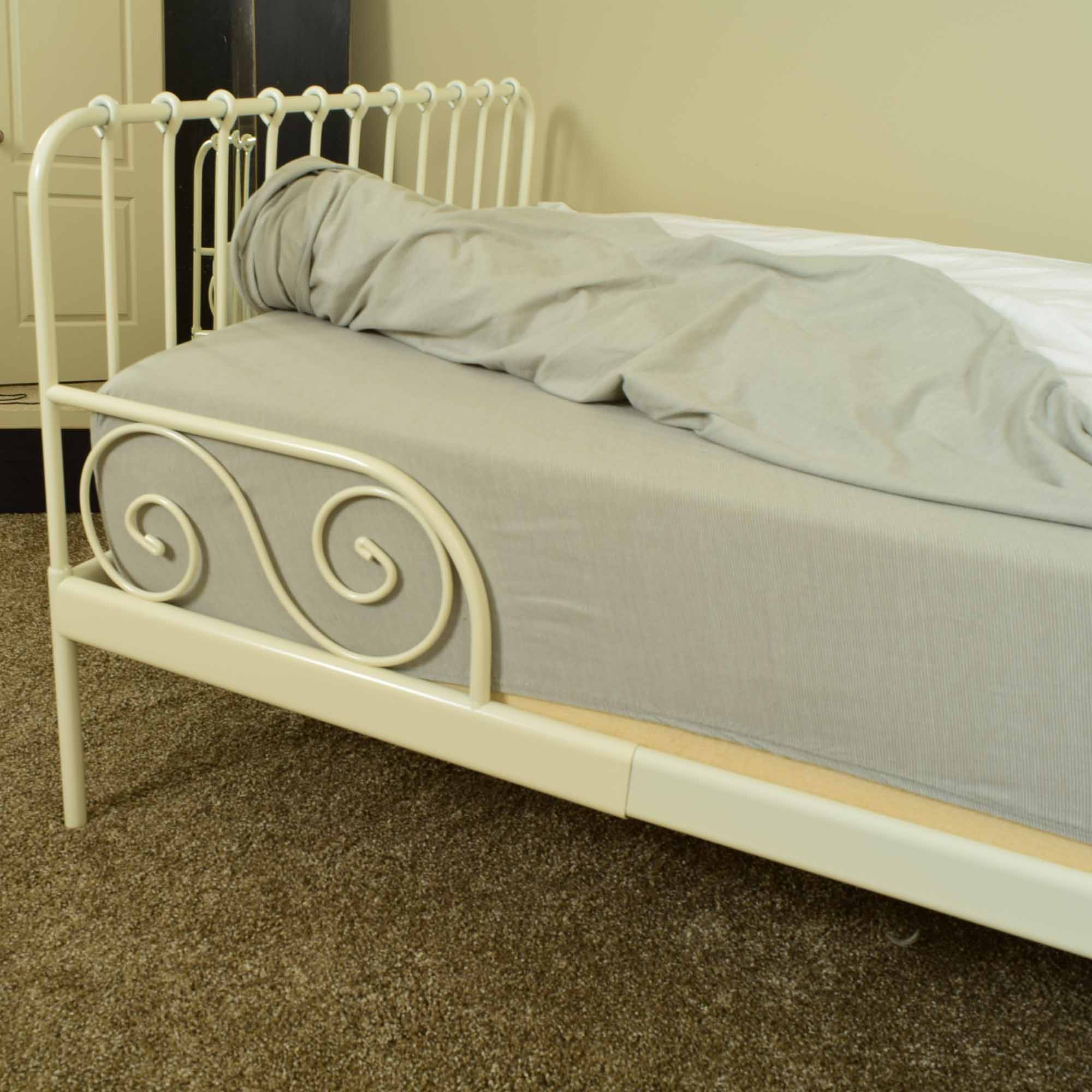 Ikea Minnen White Metal Child's Bed