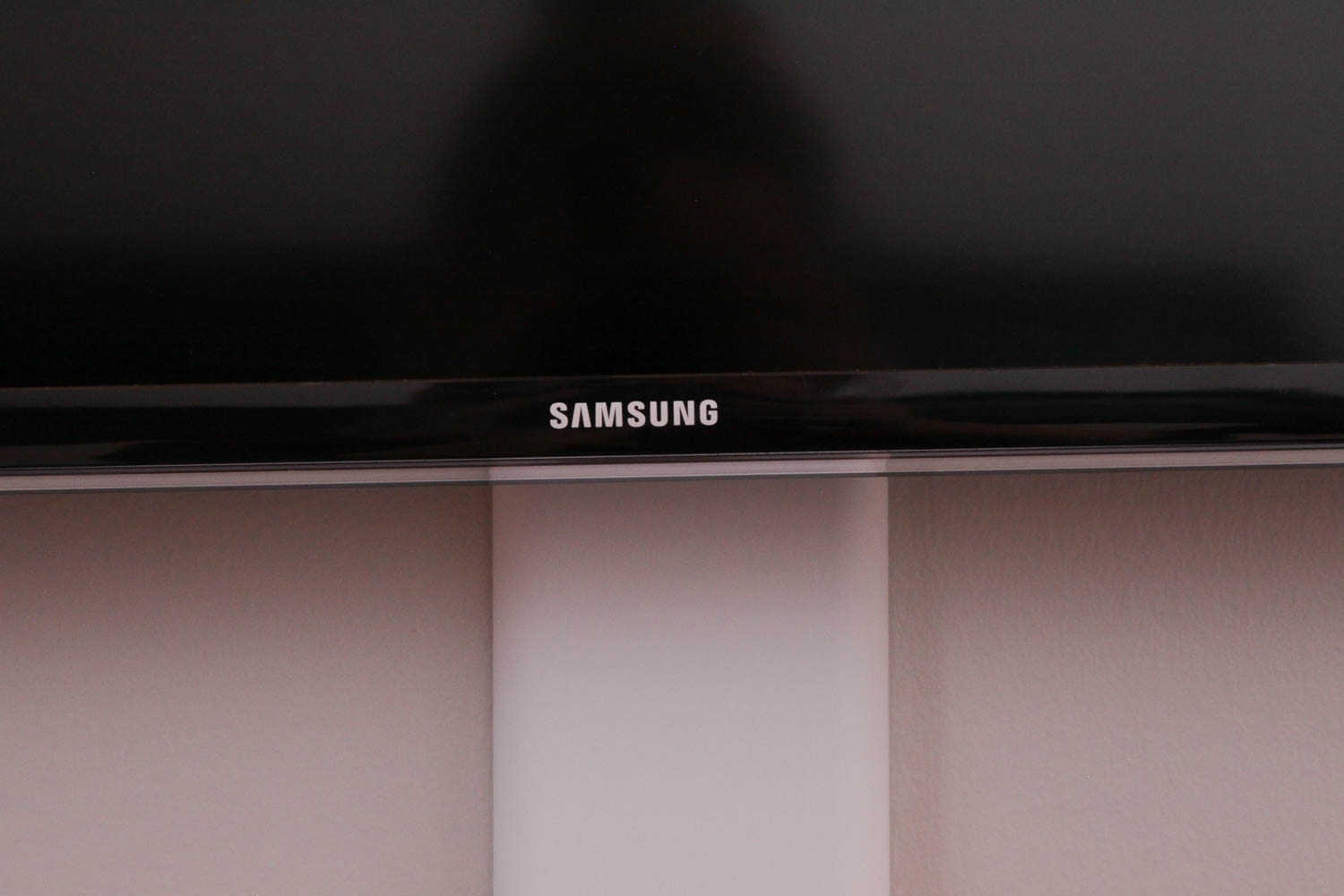 Vizio Flat-Screen Television With Wall Mount and DVD Player