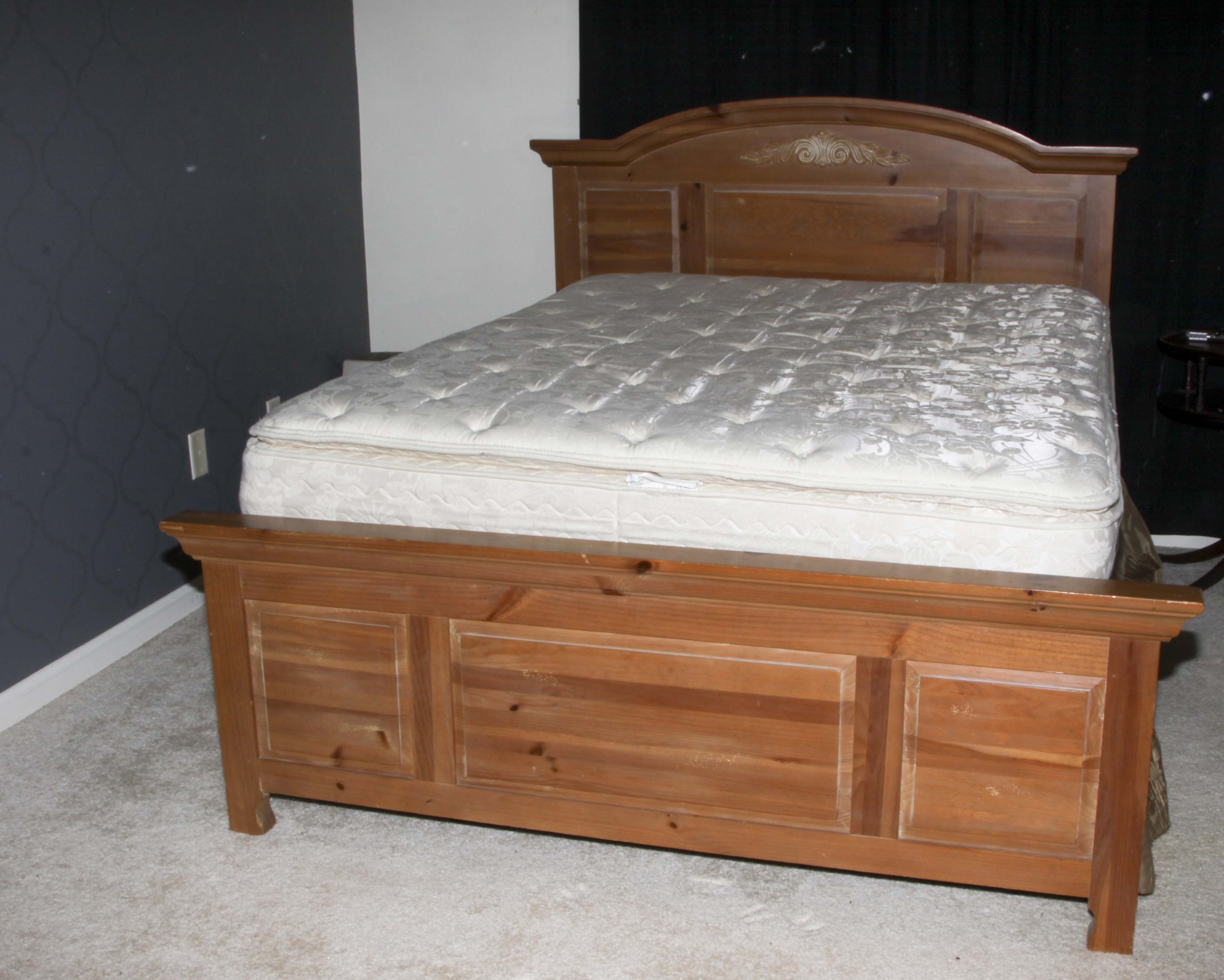 Broyhill Fontana Pine Queen-Size Bed Frame